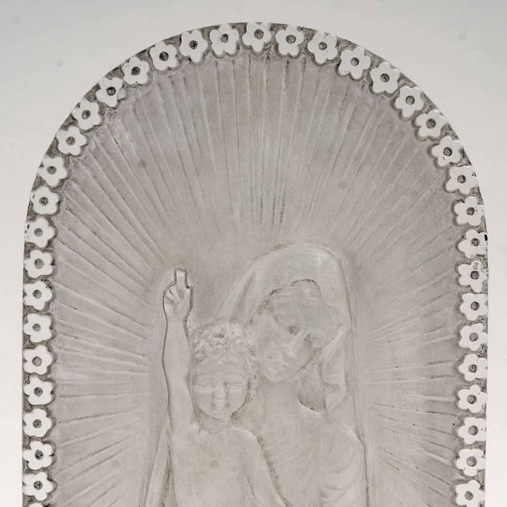 Statuette « Vierge à l’Enfant Jésus Agenouillée » verre blanc patiné gris de René LALIQUE | Biron Statuette "Vierge à l'Enfant Jésus Agenouillée" verre blanc patiné gris de René LALIQUE