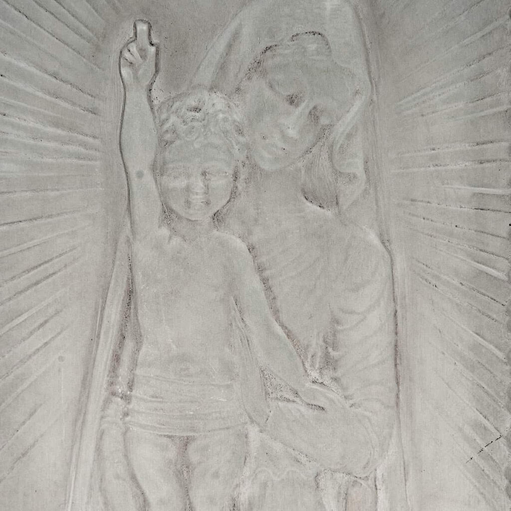 Statuette « Vierge à l’Enfant Jésus Agenouillée » verre blanc patiné gris de René LALIQUE | Biron Statuette "Vierge à l'Enfant Jésus Agenouillée" verre blanc patiné gris de René LALIQUE