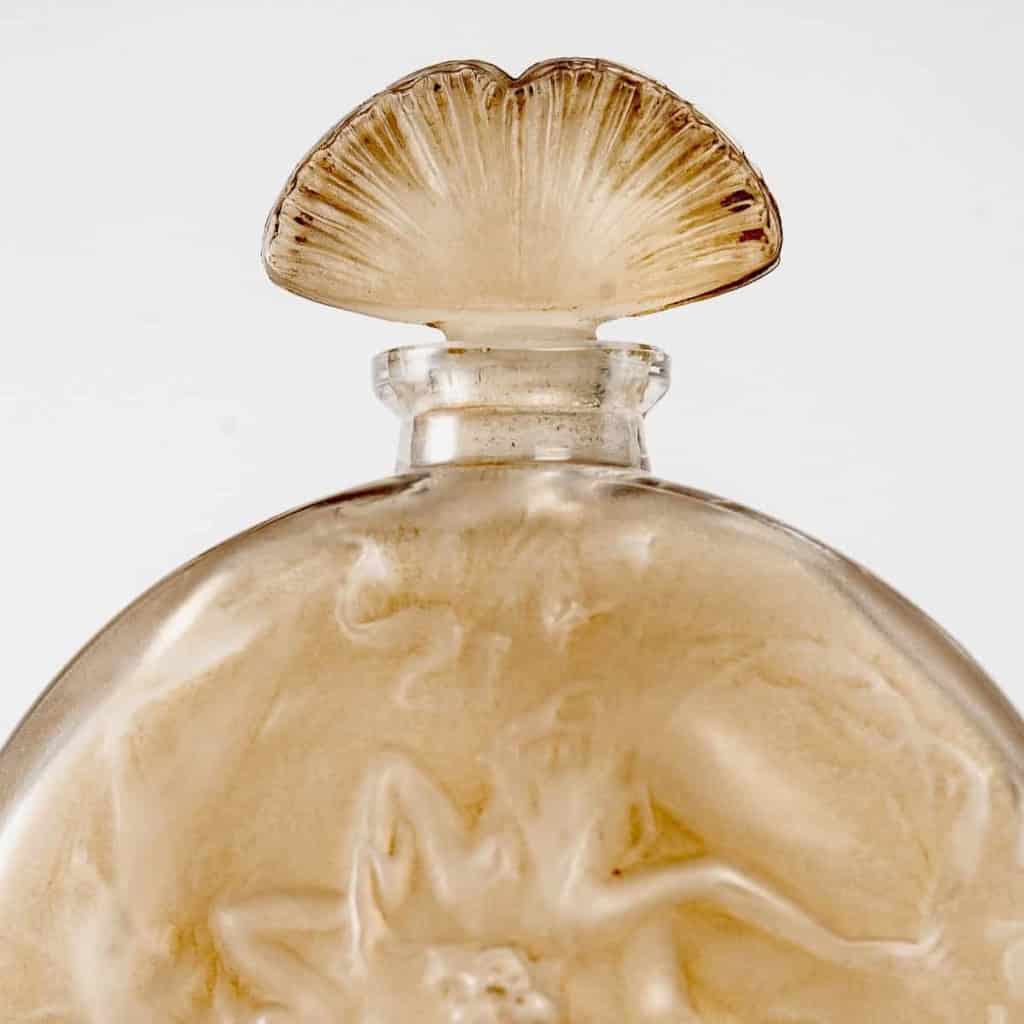 Flacon « Rosace Figurines » verre blanc patiné sépia de René LALIQUE | Biron Flacon "Rosace Figurines" verre blanc patiné sépia de René LALIQUE