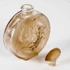 Flacon « Rosace Figurines » verre blanc patiné sépia de René LALIQUE | Biron Flacon "Rosace Figurines" verre blanc patiné sépia de René LALIQUE