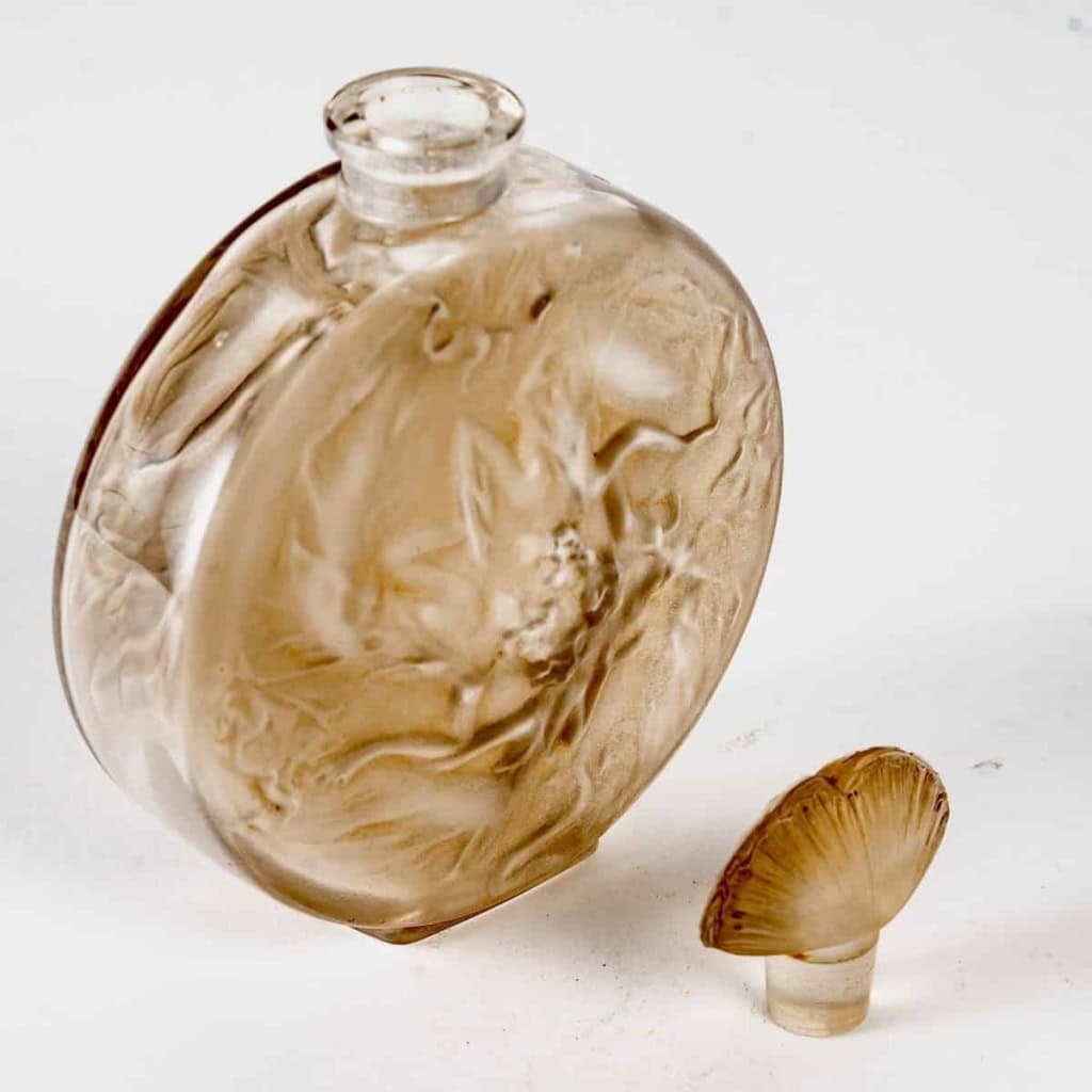 Flacon « Rosace Figurines » verre blanc patiné sépia de René LALIQUE | Biron Flacon "Rosace Figurines" verre blanc patiné sépia de René LALIQUE