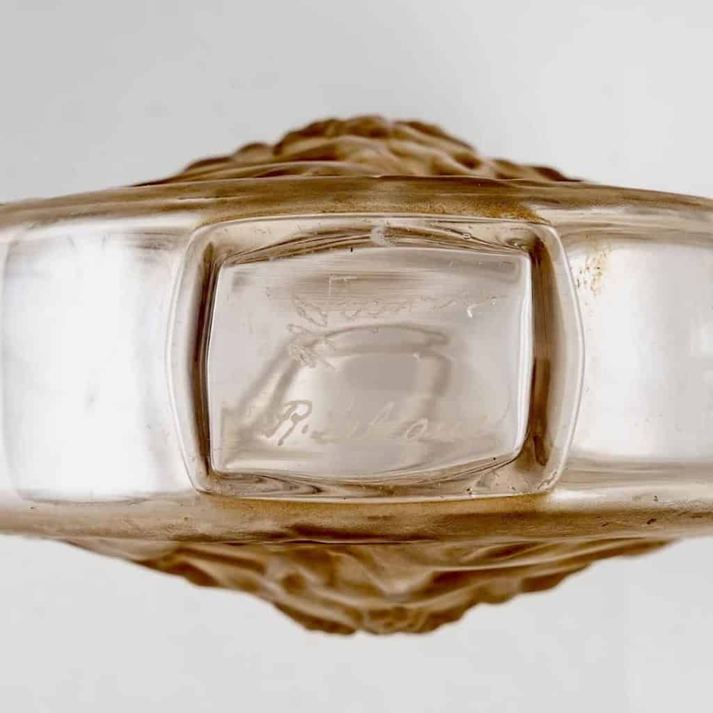 Flacon « Rosace Figurines » verre blanc patiné sépia de René LALIQUE | Biron Flacon "Rosace Figurines" verre blanc patiné sépia de René LALIQUE