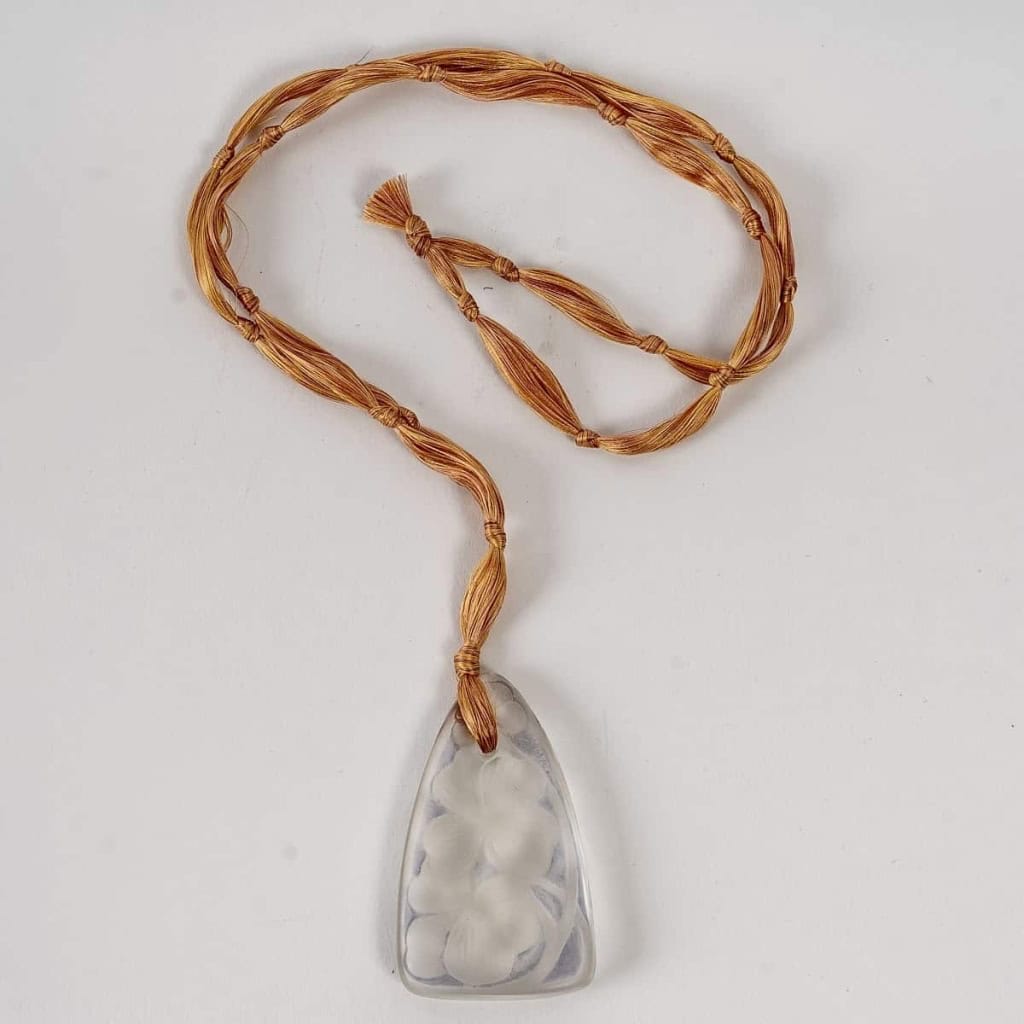 Pendentif « Trèfles » verre blanc patiné bleu de René LALIQUE | Biron ||||