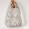 Pendentif « Trèfles » verre blanc patiné bleu de René LALIQUE | Biron Pendentif "Trèfles" verre blanc patiné bleu de René LALIQUE