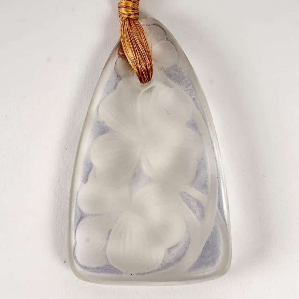 Pendentif « Trèfles » verre blanc patiné bleu de René LALIQUE | Biron Pendentif "Trèfles" verre blanc patiné bleu de René LALIQUE