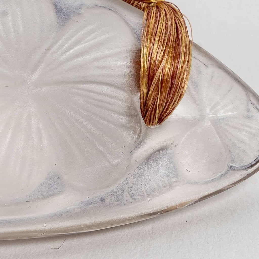 Pendentif « Trèfles » verre blanc patiné bleu de René LALIQUE | Biron Pendentif "Trèfles" verre blanc patiné bleu de René LALIQUE