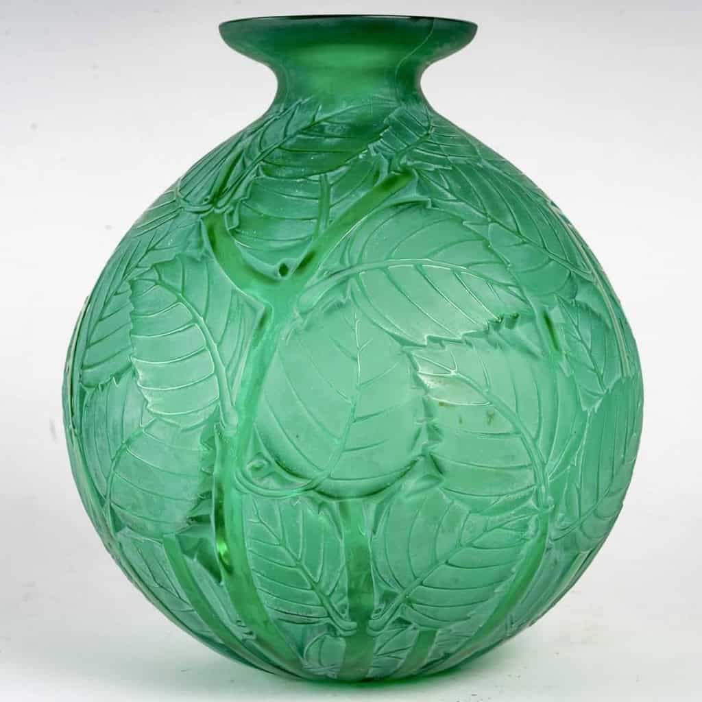 Vase « Milan » verre vert émeraude patiné blanc de René LALIQUE | Biron ||||||