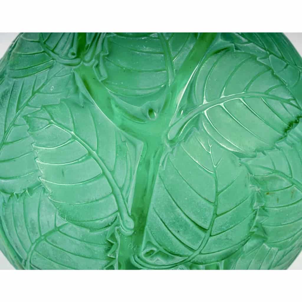Vase « Milan » verre vert émeraude patiné blanc de René LALIQUE | Biron Vase "Milan" verre vert émeraude patiné blanc de René LALIQUE
