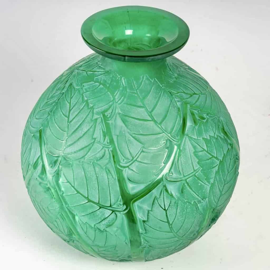 Vase « Milan » verre vert émeraude patiné blanc de René LALIQUE | Biron Vase "Milan" verre vert émeraude patiné blanc de René LALIQUE
