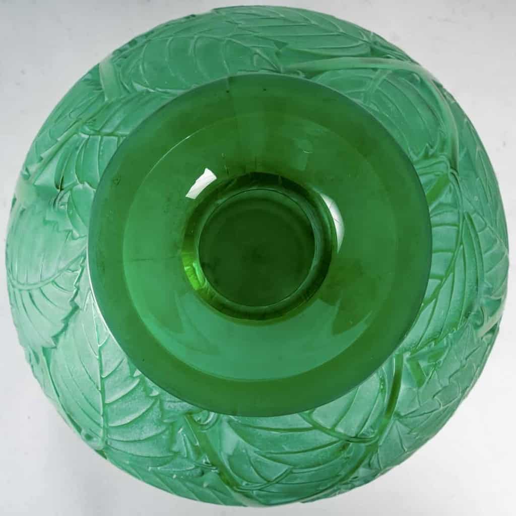 Vase « Milan » verre vert émeraude patiné blanc de René LALIQUE | Biron Vase "Milan" verre vert émeraude patiné blanc de René LALIQUE