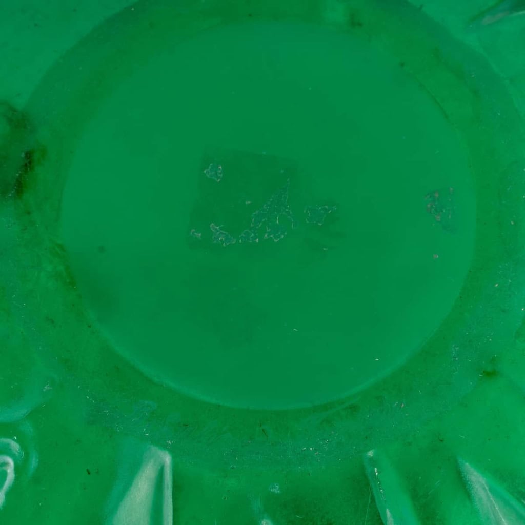 Vase « Milan » verre vert émeraude patiné blanc de René LALIQUE | Biron Vase "Milan" verre vert émeraude patiné blanc de René LALIQUE