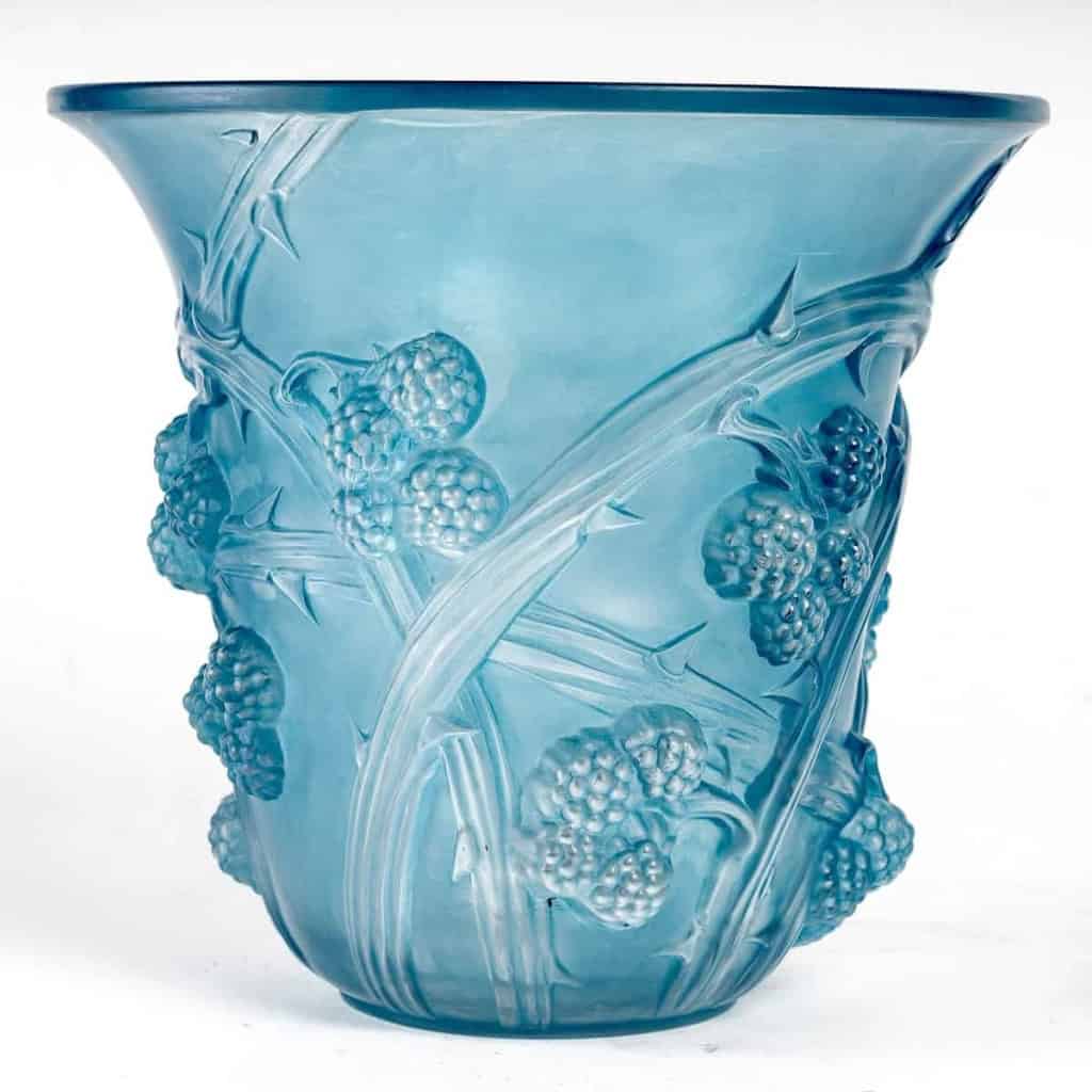 Vase « Mûres » verre blanc patiné bleu électrique de René LALIQUE | Biron |||||||