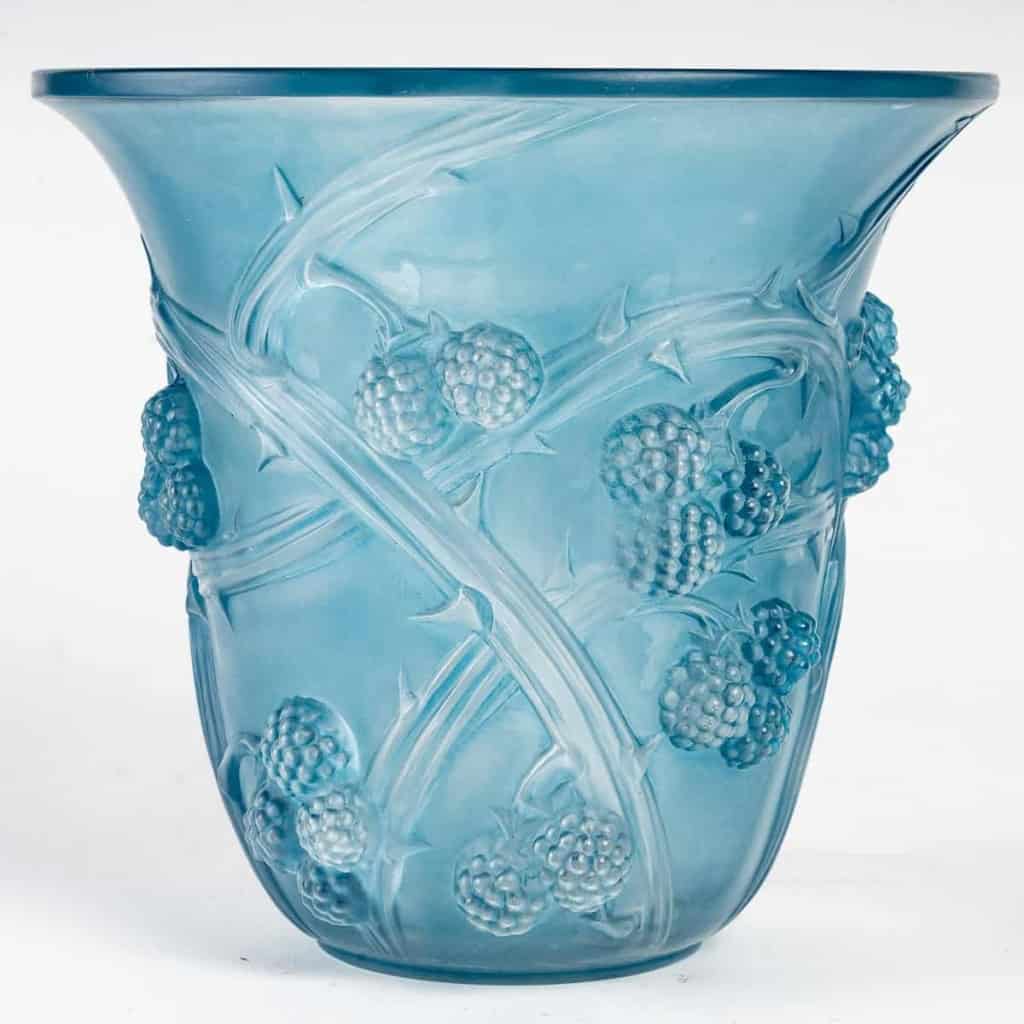 Vase « Mûres » verre blanc patiné bleu électrique de René LALIQUE | Biron Vase "Mûres" verre blanc patiné bleu électrique de René LALIQUE