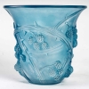 Vase « Mûres » verre blanc patiné bleu électrique de René LALIQUE | Biron Vase "Mûres" verre blanc patiné bleu électrique de René LALIQUE