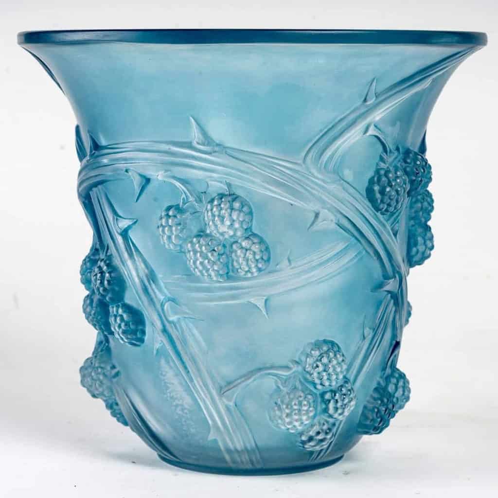 Vase « Mûres » verre blanc patiné bleu électrique de René LALIQUE | Biron Vase "Mûres" verre blanc patiné bleu électrique de René LALIQUE