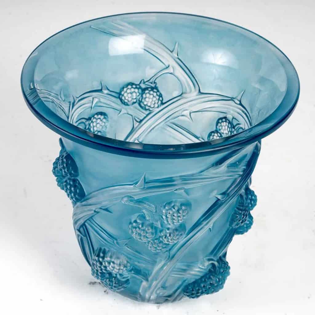 Vase « Mûres » verre blanc patiné bleu électrique de René LALIQUE | Biron Vase "Mûres" verre blanc patiné bleu électrique de René LALIQUE
