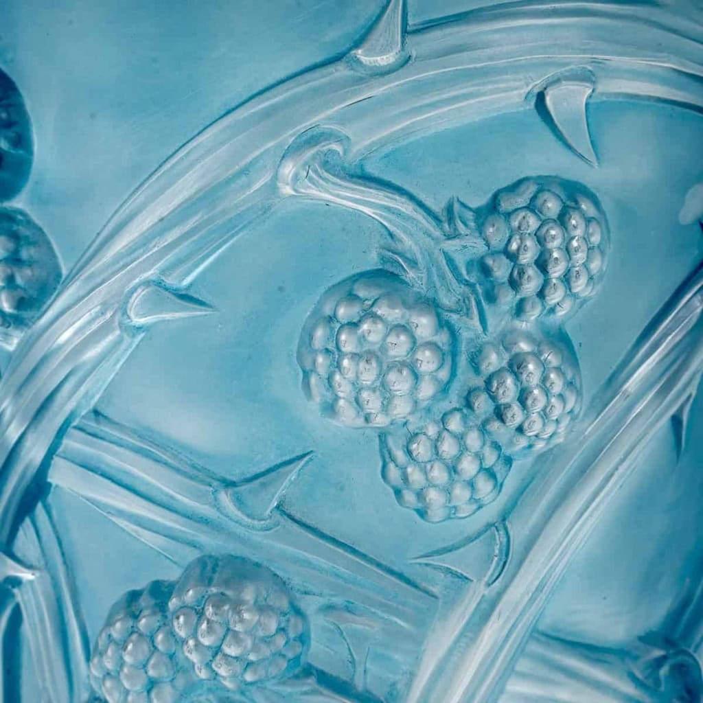 Vase « Mûres » verre blanc patiné bleu électrique de René LALIQUE | Biron Vase "Mûres" verre blanc patiné bleu électrique de René LALIQUE
