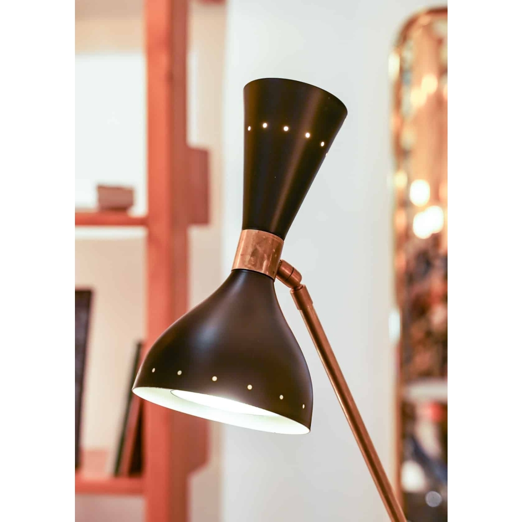 Lampadaire en tôle perforée et laiton doré, années 1960 | Biron Lampadaire en tôle perforée et laiton doré, années 1960