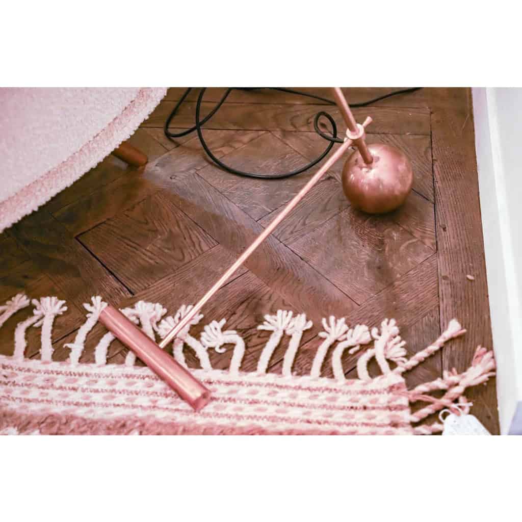 Lampadaire en tôle perforée et laiton doré, années 1960 | Biron Lampadaire en tôle perforée et laiton doré, années 1960