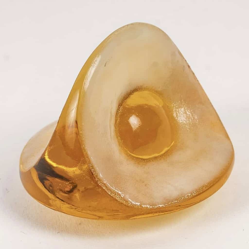 Cachet « Double Fleur » verre jaune ambré émaillé blanc de René LALIQUE | Biron Cachet "Double Fleur" verre jaune ambré émaillé blanc de René LALIQUE