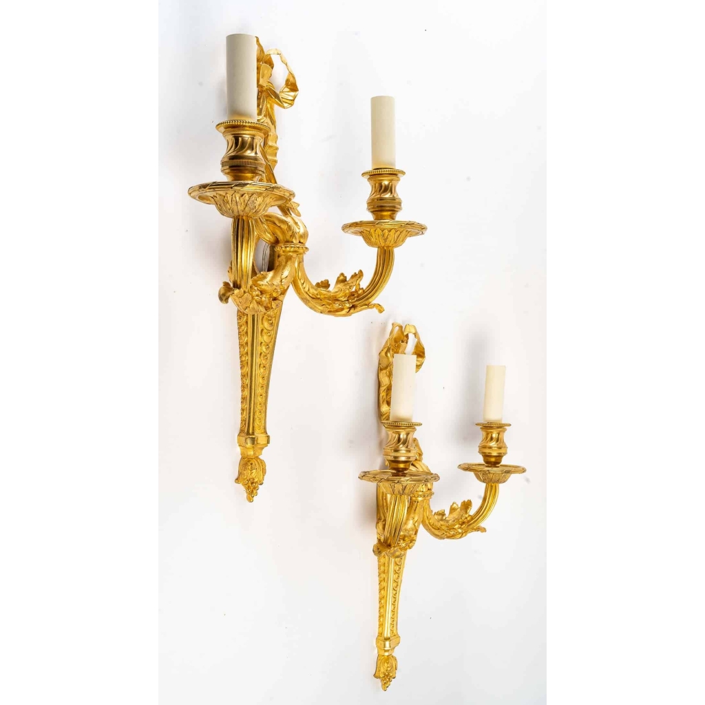 Paire d’appliques de style Louis XVI signées Henri Vian. | Biron Paire d'appliques de style Louis XVI signées Henri Vian.
