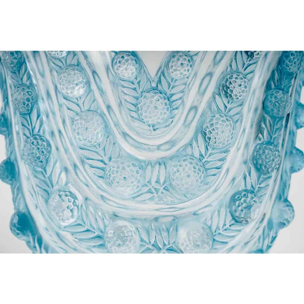 Vase « Vichy » verre blanc patiné bleu de René LALIQUE | Biron Vase "Vichy" verre blanc patiné bleu de René LALIQUE