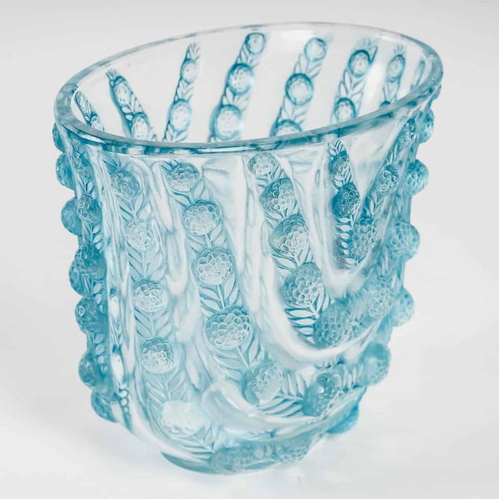 Vase « Vichy » verre blanc patiné bleu de René LALIQUE | Biron Vase "Vichy" verre blanc patiné bleu de René LALIQUE