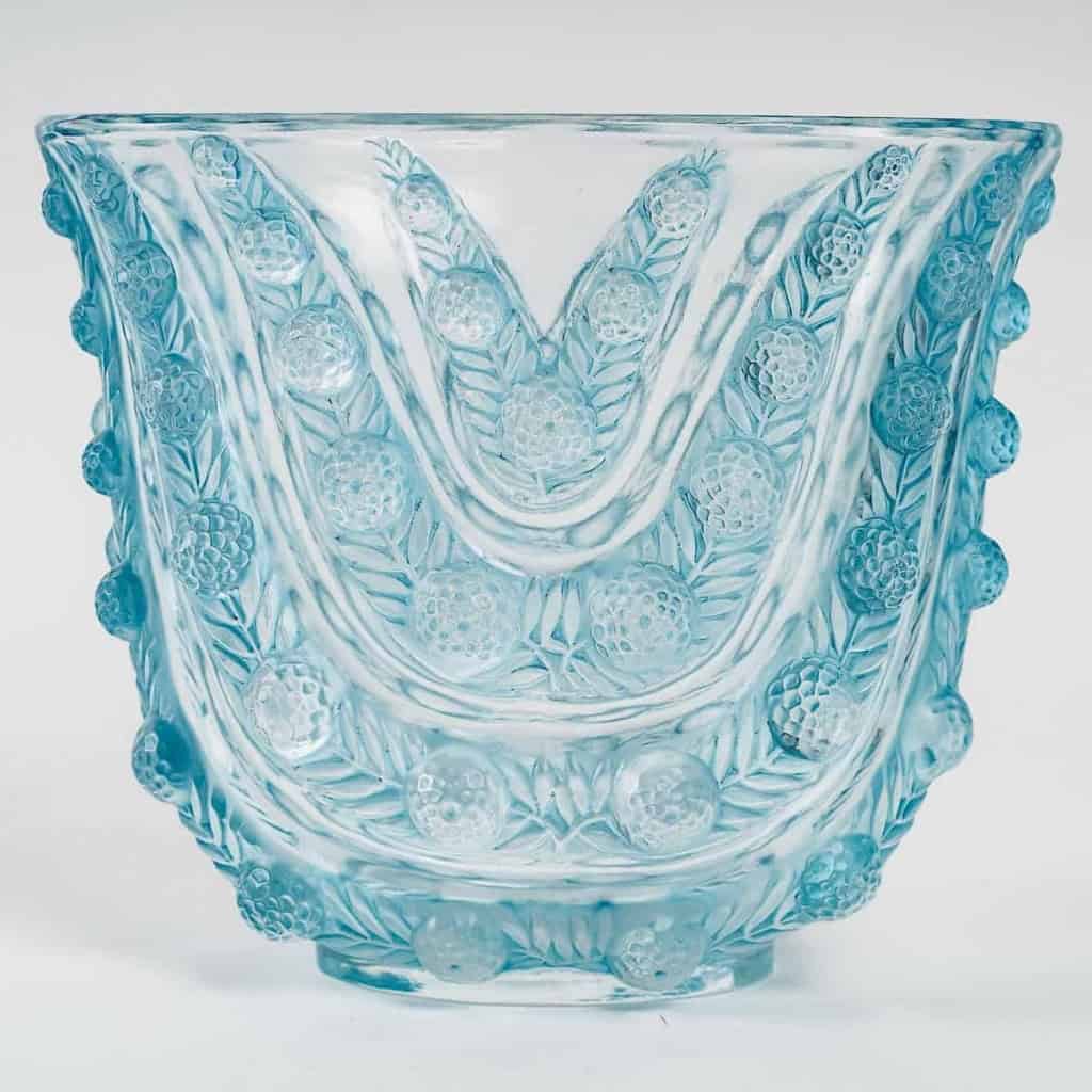 Vase « Vichy » verre blanc patiné bleu de René LALIQUE | Biron Vase "Vichy" verre blanc patiné bleu de René LALIQUE
