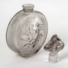Flacon « Rosace et Figurines » verre blanc patiné gris de René LALIQUE | Biron Flacon "Rosace et Figurines" verre blanc patiné gris de René LALIQUE