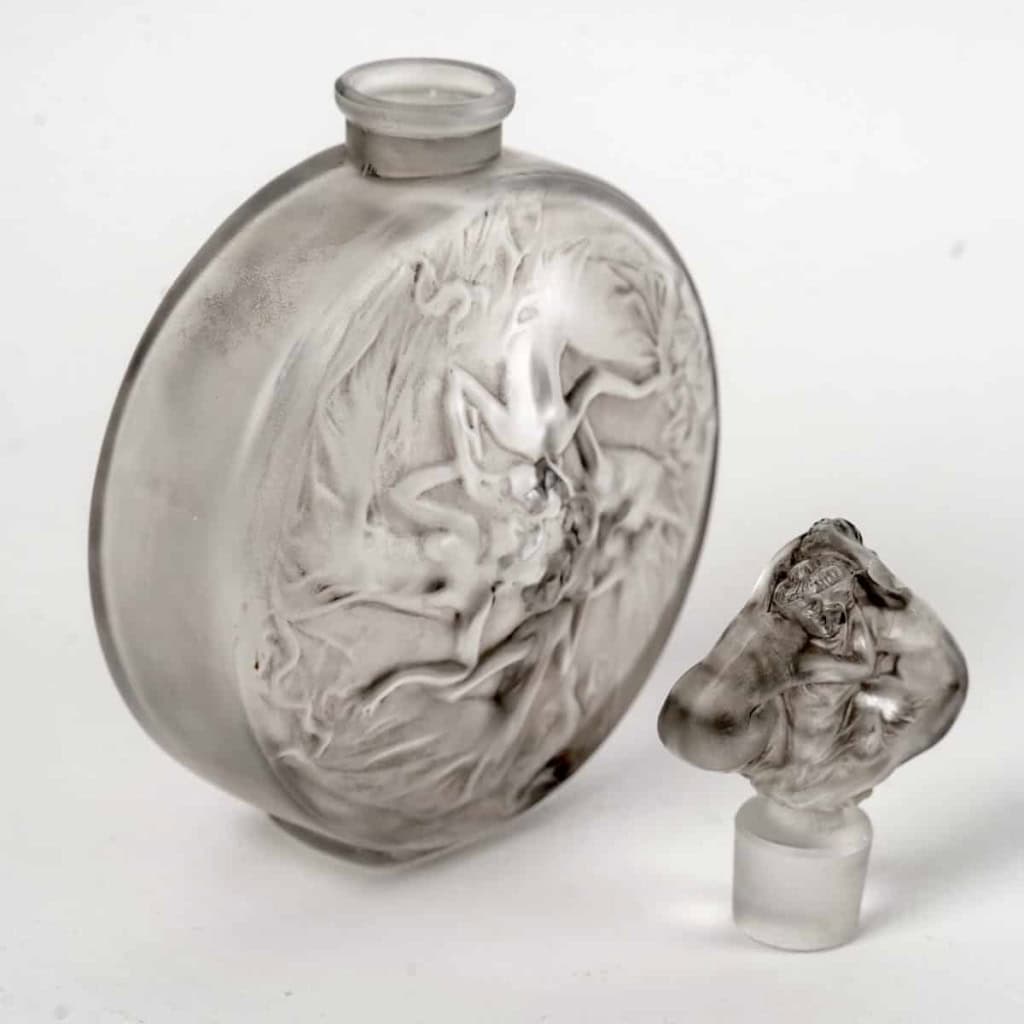 Flacon « Rosace et Figurines » verre blanc patiné gris de René LALIQUE | Biron Flacon "Rosace et Figurines" verre blanc patiné gris de René LALIQUE