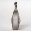 Flacon « Rosace et Figurines » verre blanc patiné gris de René LALIQUE | Biron Flacon "Rosace et Figurines" verre blanc patiné gris de René LALIQUE