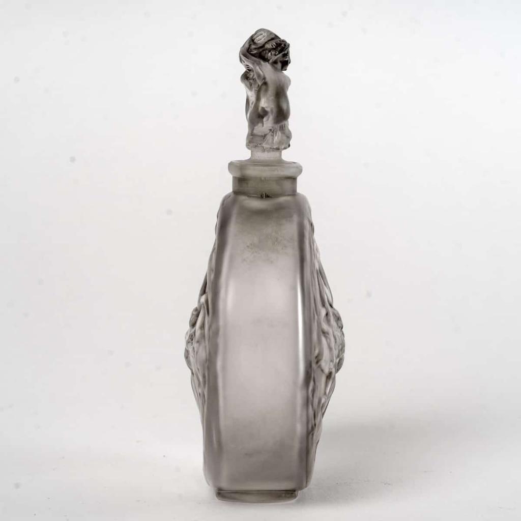 Flacon « Rosace et Figurines » verre blanc patiné gris de René LALIQUE | Biron Flacon "Rosace et Figurines" verre blanc patiné gris de René LALIQUE