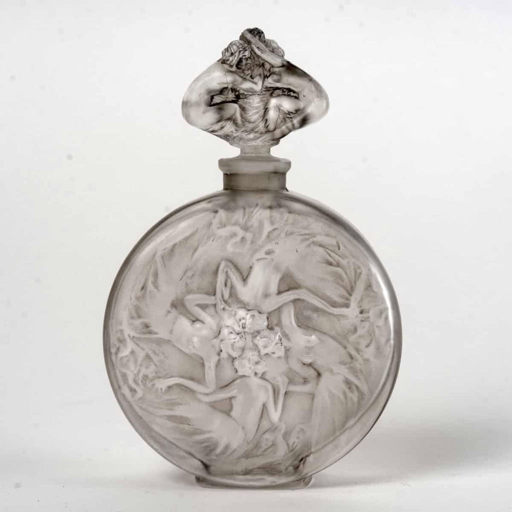 Flacon « Rosace et Figurines » verre blanc patiné gris de René LALIQUE | Biron Flacon "Rosace et Figurines" verre blanc patiné gris de René LALIQUE