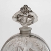 Flacon « Rosace et Figurines » verre blanc patiné gris de René LALIQUE | Biron Flacon "Rosace et Figurines" verre blanc patiné gris de René LALIQUE