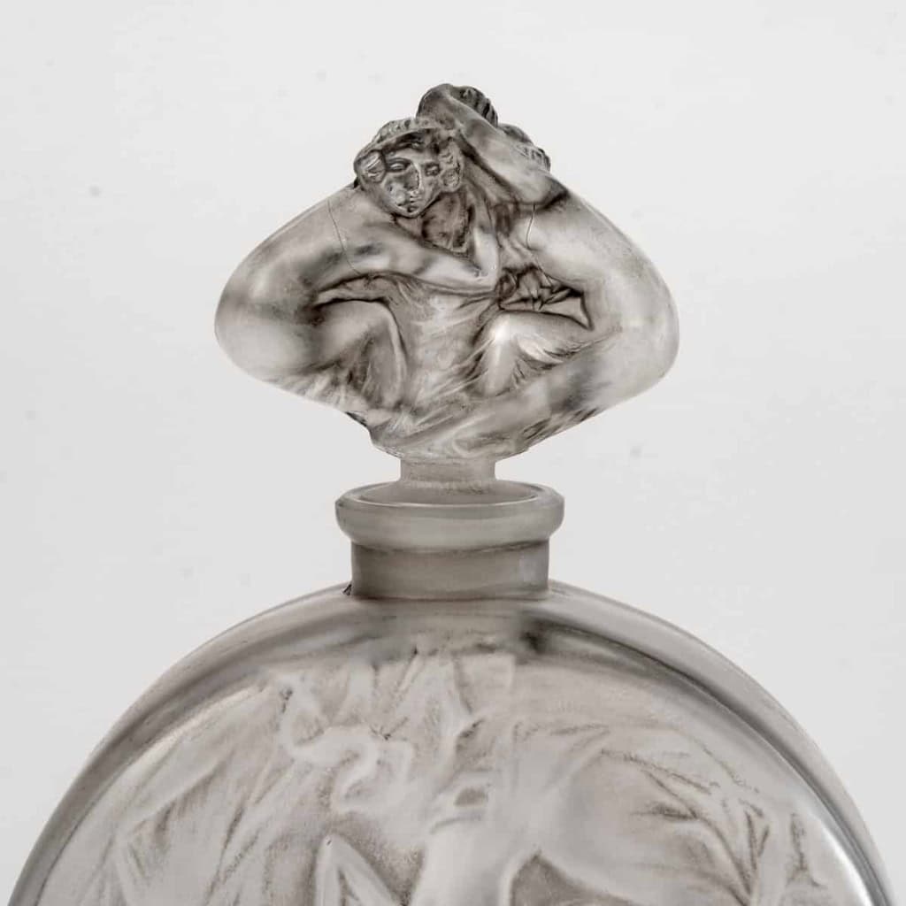 Flacon « Rosace et Figurines » verre blanc patiné gris de René LALIQUE | Biron Flacon "Rosace et Figurines" verre blanc patiné gris de René LALIQUE