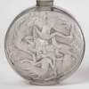 Flacon « Rosace et Figurines » verre blanc patiné gris de René LALIQUE | Biron Flacon "Rosace et Figurines" verre blanc patiné gris de René LALIQUE