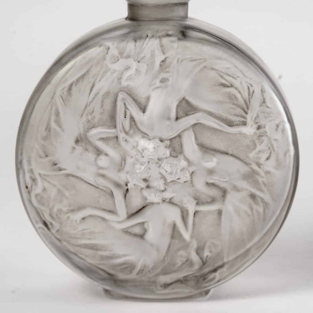 Flacon « Rosace et Figurines » verre blanc patiné gris de René LALIQUE | Biron Flacon "Rosace et Figurines" verre blanc patiné gris de René LALIQUE