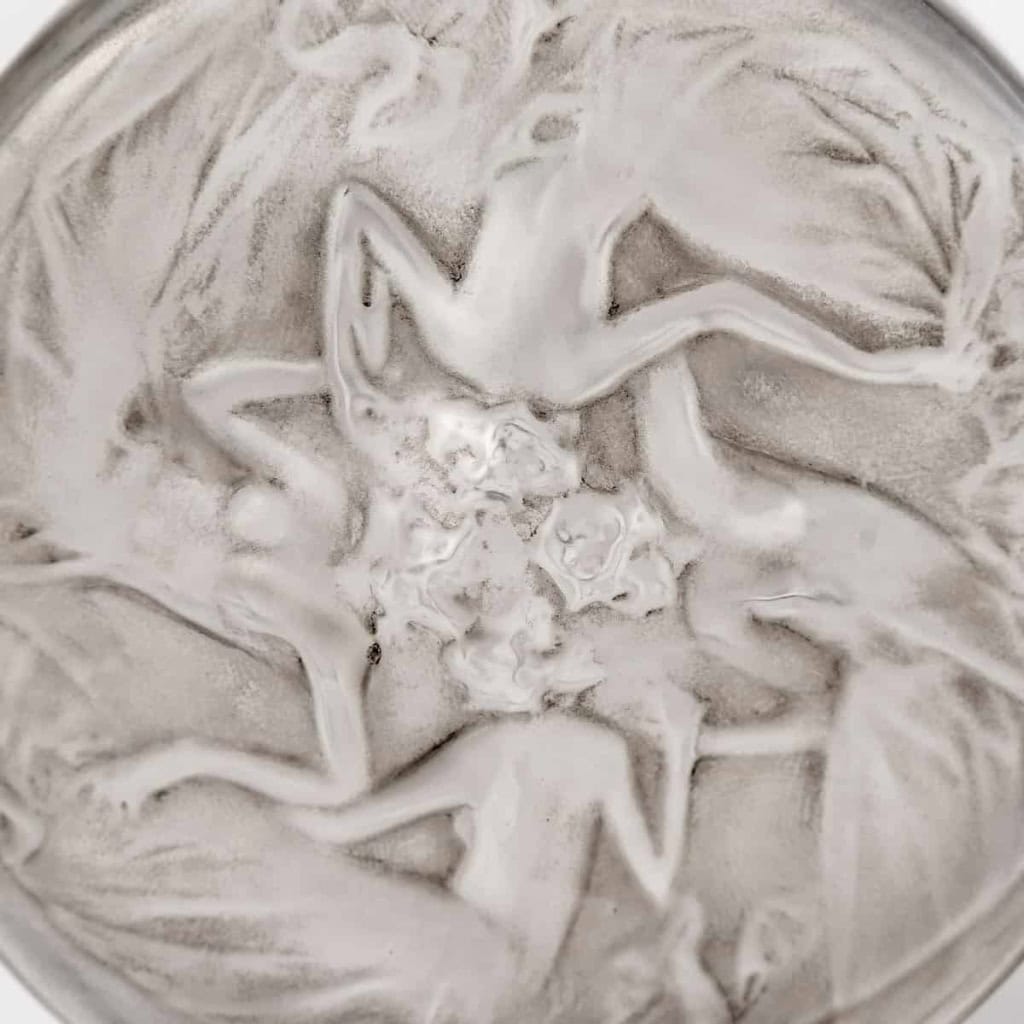 Flacon « Rosace et Figurines » verre blanc patiné gris de René LALIQUE | Biron Flacon "Rosace et Figurines" verre blanc patiné gris de René LALIQUE
