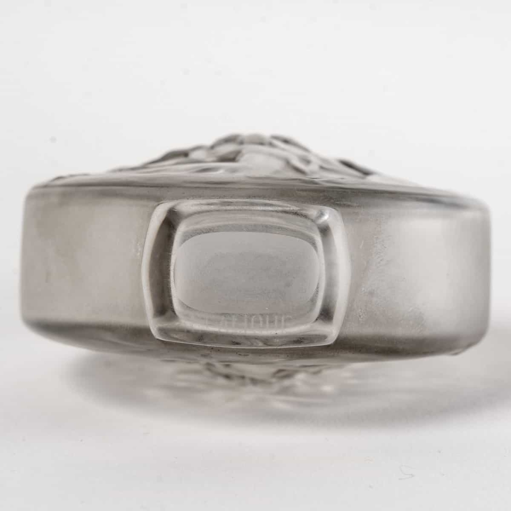Flacon « Rosace et Figurines » verre blanc patiné gris de René LALIQUE | Biron Flacon "Rosace et Figurines" verre blanc patiné gris de René LALIQUE