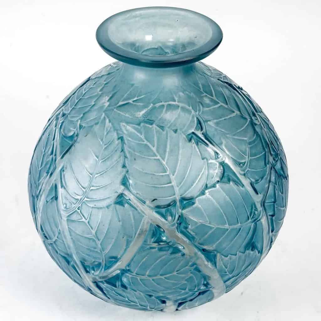 Paire de Vases « Milan » verre blanc patiné bleu de René LALIQUE | Biron Paire de Vases "Milan" verre blanc patiné bleu de René LALIQUE