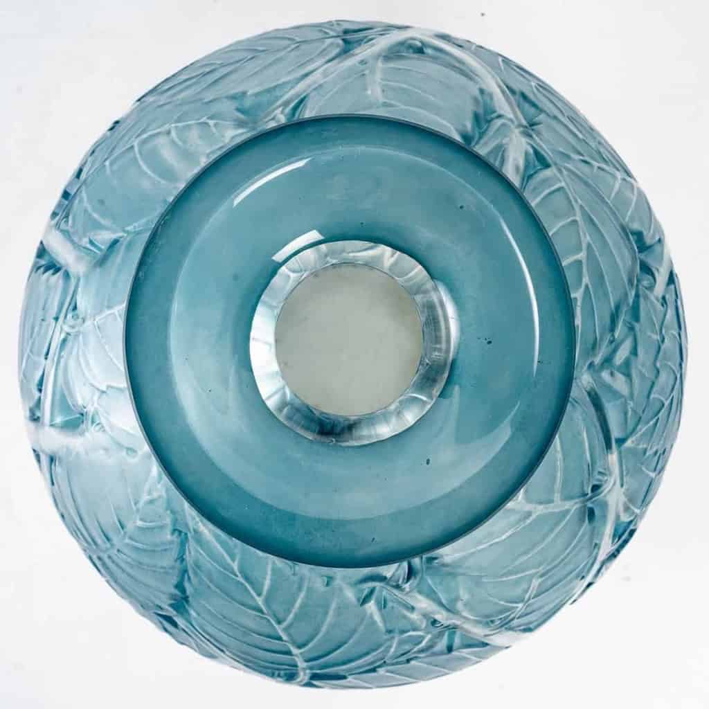 Paire de Vases « Milan » verre blanc patiné bleu de René LALIQUE | Biron Paire de Vases "Milan" verre blanc patiné bleu de René LALIQUE