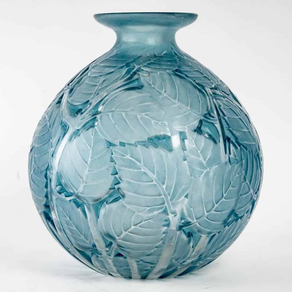 Paire de Vases « Milan » verre blanc patiné bleu de René LALIQUE | Biron Paire de Vases "Milan" verre blanc patiné bleu de René LALIQUE
