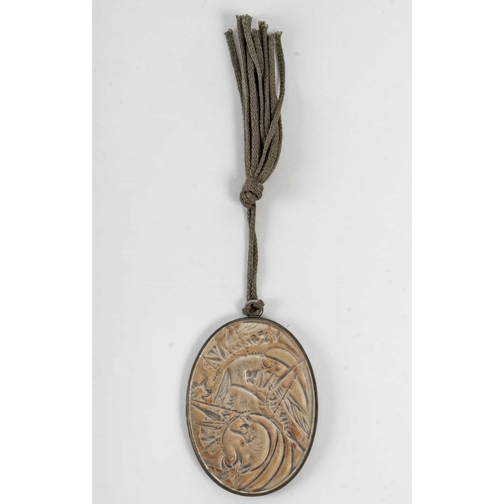 Miroir Pendentif « Sauterelles » verre blanc patiné sépia sur clinquant argent de René LALIQUE | Biron Miroir Pendentif "Sauterelles" verre blanc patiné sépia sur clinquant argent de René LALIQUE