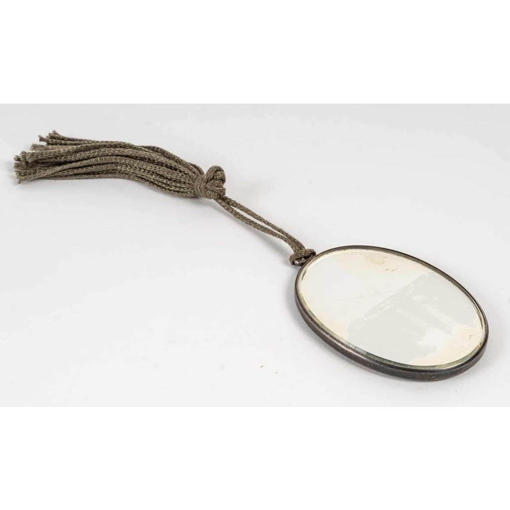 Miroir Pendentif « Sauterelles » verre blanc patiné sépia sur clinquant argent de René LALIQUE | Biron Miroir Pendentif "Sauterelles" verre blanc patiné sépia sur clinquant argent de René LALIQUE