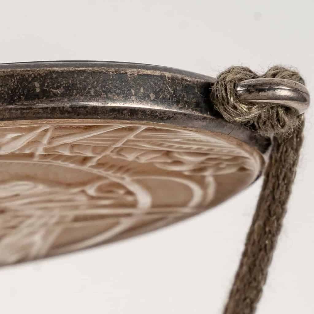 Miroir Pendentif « Sauterelles » verre blanc patiné sépia sur clinquant argent de René LALIQUE | Biron Miroir Pendentif "Sauterelles" verre blanc patiné sépia sur clinquant argent de René LALIQUE