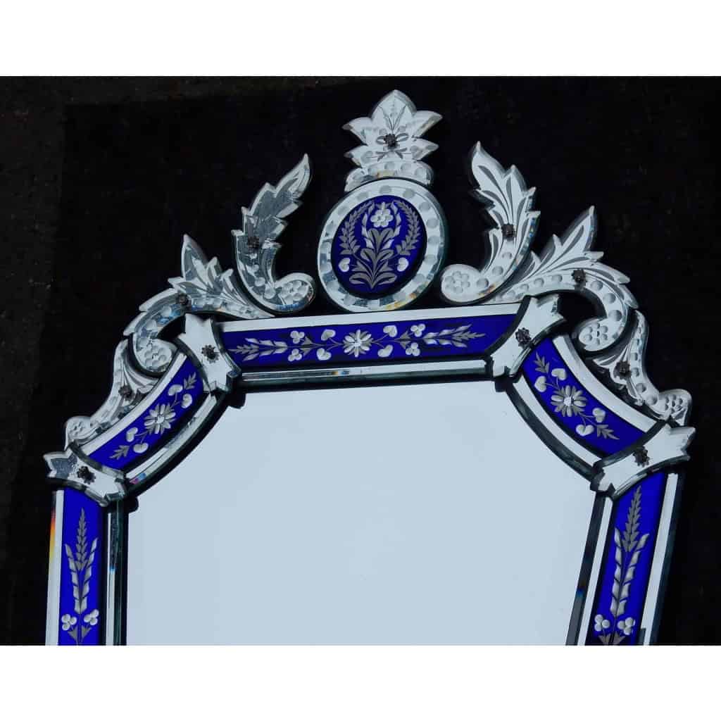 1950’/70 Miroir Venise Octogonal à Fronton avec Cadre en Verre Bleu Ornées de Fleurs | Biron 1950’/70 Miroir Venise Octogonal à Fronton avec Cadre en Verre Bleu Ornées de Fleurs