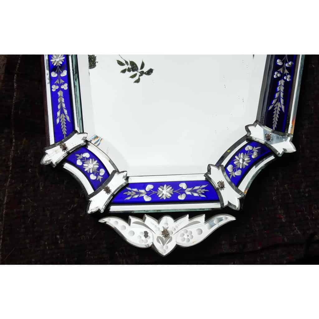 1950’/70 Miroir Venise Octogonal à Fronton avec Cadre en Verre Bleu Ornées de Fleurs | Biron 1950’/70 Miroir Venise Octogonal à Fronton avec Cadre en Verre Bleu Ornées de Fleurs