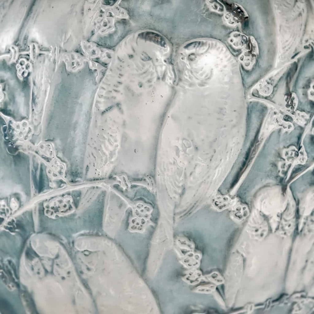 Vase « Perruches » verre blanc patiné bleu de René LALIQUE | Biron Vase "Perruches" verre blanc patiné bleu de René LALIQUE
