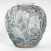 Vase « Perruches » verre blanc patiné bleu de René LALIQUE | Biron Vase "Perruches" verre blanc patiné bleu de René LALIQUE