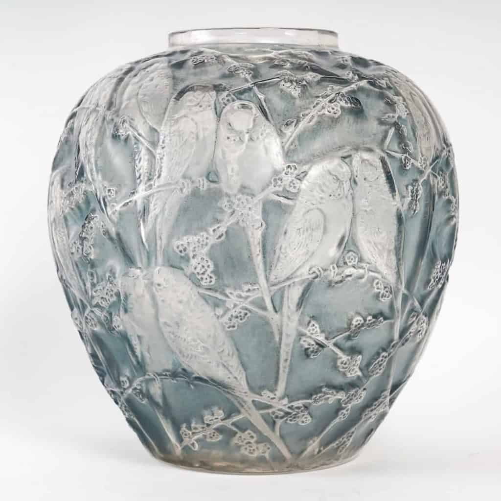 Vase « Perruches » verre blanc patiné bleu de René LALIQUE | Biron Vase "Perruches" verre blanc patiné bleu de René LALIQUE